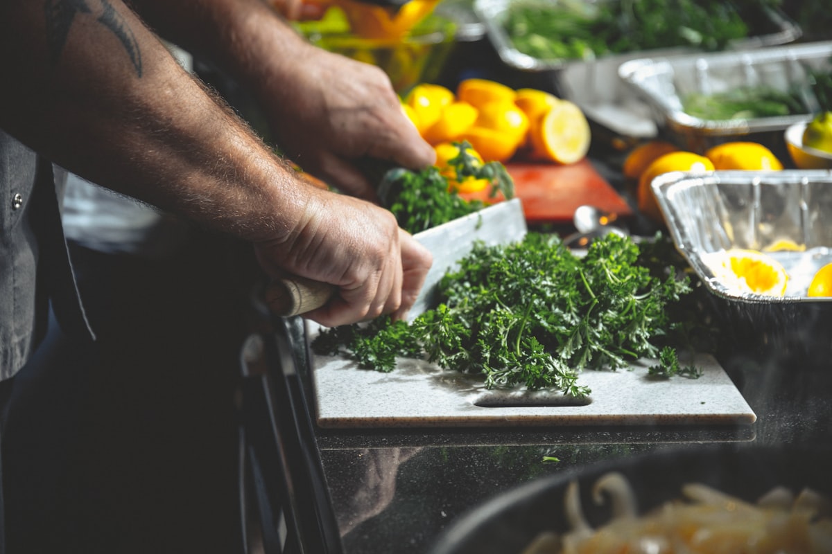 Pria sehat dengan gaya hidup aktif dan nutrisi optimal